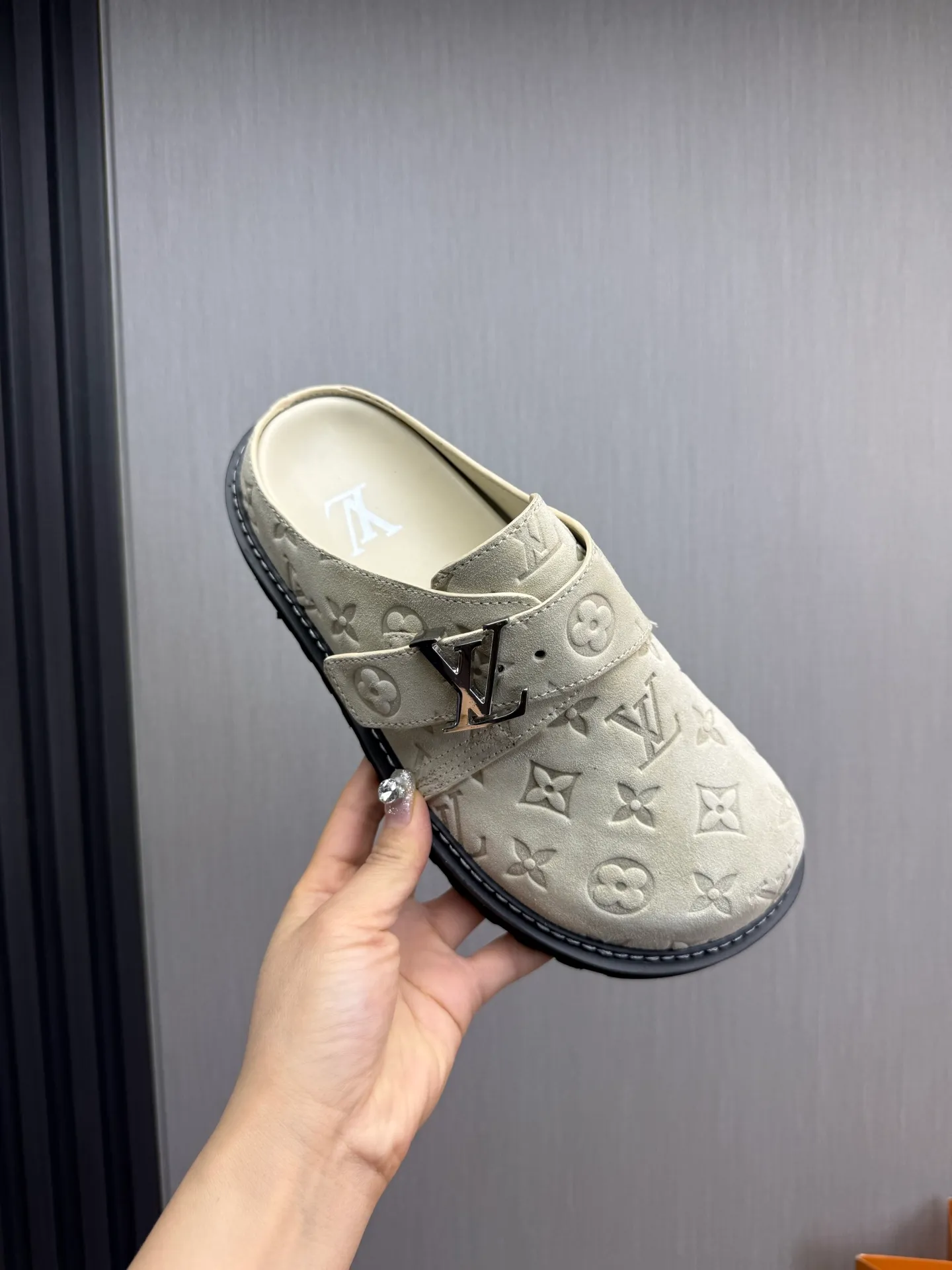 Men's men's shoes 460💰 Lv. Popular couple slippers hot sale🩷💚 🩴Official website one to one production 35-45 sizes 45 46 🉑️Customized!